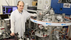 Dr. Matthias Kübel in his lab at the Institute of Optics and Quantum Electronics.