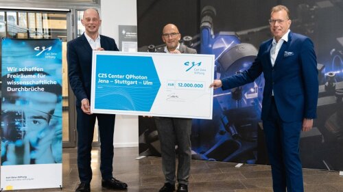 Opening ceremnoy of the national Carl Zeiss Foundation Center for Quantum Photonics. Photo caption: f.l.t.r.: Minister Wolfgang Tiefensee presents the check to Prof. Georg Pohnert und Prof. Andreas Tünnermann.