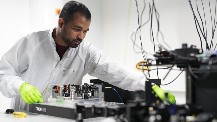 Researcher working on a uantum photon source for entangled photon pairs.