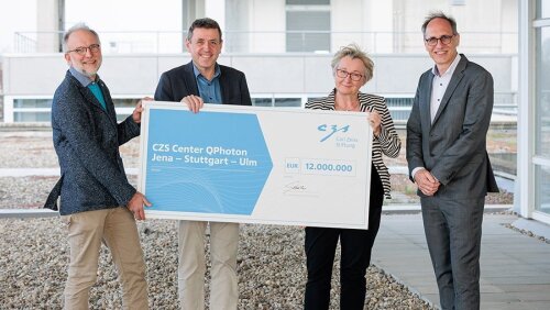 Minister Theresia Bauer (2nd from the right) is handing over the funding cheque to Prof. Dr. Manfred Bischoff (2nd on the left), Prof. Dr. Tilman Pfau (left) und Prof. Dr. Joachim Ankerhold (right). Stuttgart, 2022