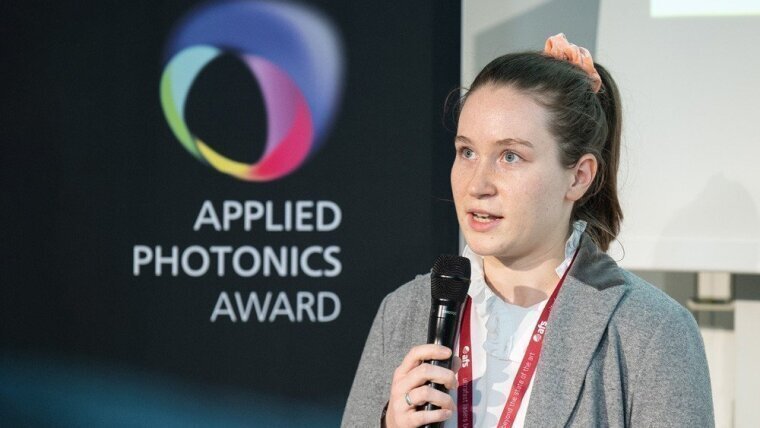 The student Magdalena Hilbert has received the "Applied Photonics Award 2022" for her Bachelor's degree thesis.