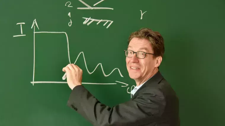 Prof. Ralf Röhlsberger at the blackboard.