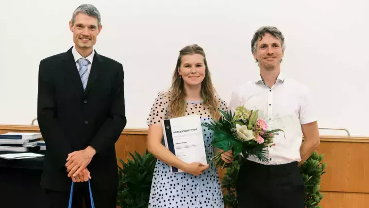 M.Sc. Josefine Krause received the 2023 Faculty Prize for the best master’s thesis, advised by Dr. Falk Eilenberger (at right). Dr. Hendrik Bartko of Rohde & Schwarz presided over the conferral.