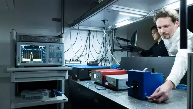 Dr. Bennet Fischer (l.) and Prof. Dr. Mario Chemnitz in a laboratory of the Leibniz-IPHT.