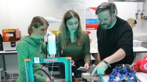 Dr. Theresia Palenta, Canan Gallitschke and Johannes Kretzschmar (from left to right) prepare an experiment.