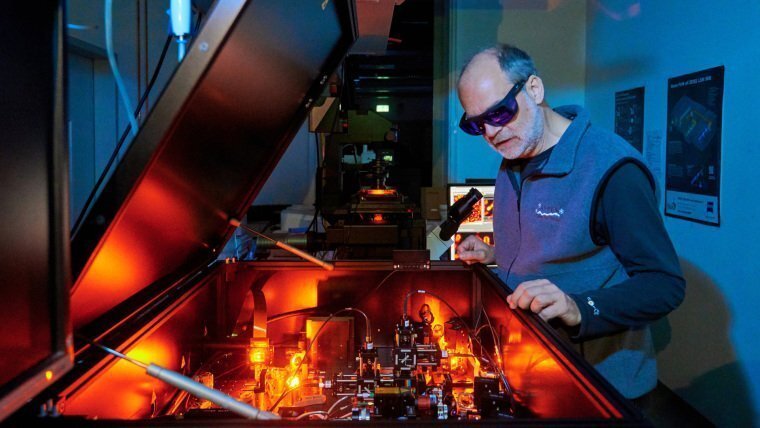 The working group Microscopy Methodology led by Prof. Michael Börsch can now use a modular STED microscope.